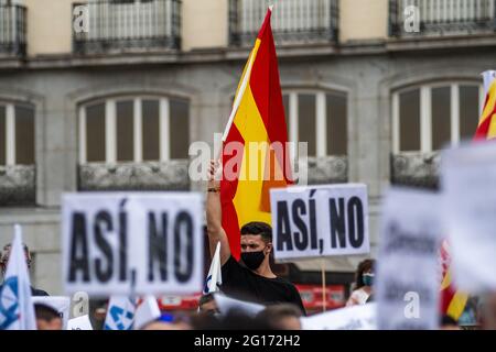 Madrid, Spagna. 05 giugno 2021. Una guardia civile che sventola una bandiera spagnola durante una manifestazione per chiedere pari diritti con il resto delle forze di polizia. Credit: Marcos del Mazo/Alamy Live News Foto Stock