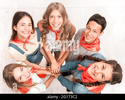 sorridi i bambini che tengono insieme le mani Foto Stock