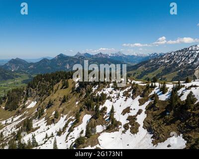 Vista aerea sulle Alpi di Allgau in Baviera, Germania, in una giornata di sole a maggio con l'ultima neve sulle montagne più alte Foto Stock