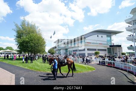 I Racegoers ammirano i cavalli nell'anello della parata davanti al World Pool presso la tote handicap durante il secondo giorno del Cazoo Derby Festival all'Ippodromo di Epsom. Data immagine: Sabato 5 giugno 2021. Foto Stock