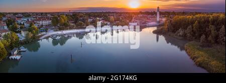 Vista aerea del drone del porto di Casier sul fiume Sile al tramonto Foto Stock