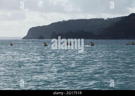 Canoe da corsa nella baia di Douarnenez a Crozon-Morgat, Bretagna, Francia Foto Stock