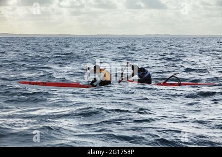 OC2 equipaggio di regata in canoa nella baia di Douarnenez, Crozon-Morgat, Bretagna, Francia Foto Stock