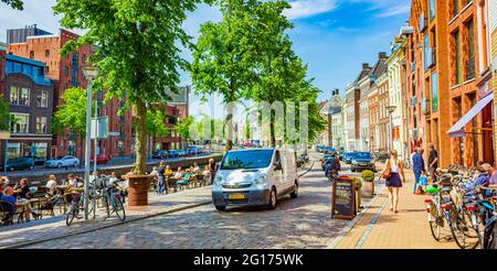 Groningen Paesi Bassi 18. Giugno 2013 paesaggio urbano Panorama edifici biciclette traffico Groningen Olanda Paesi Bassi Foto Stock