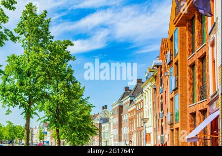 Groningen Paesi Bassi 18. Giugno 2013 paesaggio urbano Panorama edifici biciclette traffico Groningen Olanda Paesi Bassi Foto Stock