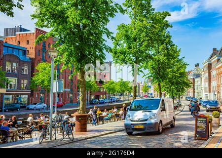 Groningen Paesi Bassi 18. Giugno 2013 paesaggio urbano Panorama edifici biciclette traffico Groningen Olanda Paesi Bassi Foto Stock