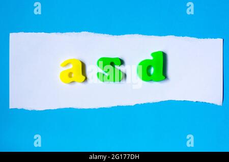 Parola ASD composta da lettere colorate. Concetto di giorno di consapevolezza autismo mondiale Foto Stock