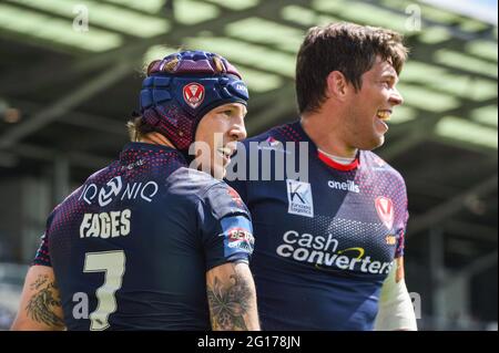 Leigh, UK - 5 giugno 2021 -Louie McCarthy-Scarsbrook di St Helens celebra con i Teo Fages, esploratore della prova, durante la Coppa Betfred di Rugby League Semifinali Hull FC vs St. Helens al Leigh Sports Village, Leigh, UK Dean Williams/Alamy Live News Foto Stock