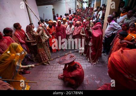 Festa di Lathmar Holi dove Donna di Barsana Village soffoca i maschi in difesa del villaggio di Nandgaon Foto Stock