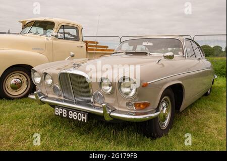 Un vecchio marchio Jaguar 10 in condizioni amulee in una mostra di auto classiche Foto Stock