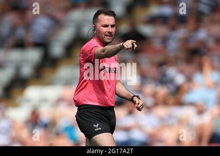 Leigh, Regno Unito. 05 giugno 2021. Arbitro Liam Moore a Leigh, Regno Unito, il 6/5/2021. (Foto di Mark Cosgrove/News Images/Sipa USA) Credit: Sipa USA/Alamy Live News Foto Stock