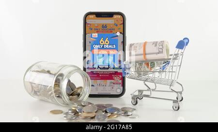 Rawang, Selangor, Malesia, 5 giugno 2021 - Vendita online da Shopee durante il 6 giugno 2021. Foto Stock