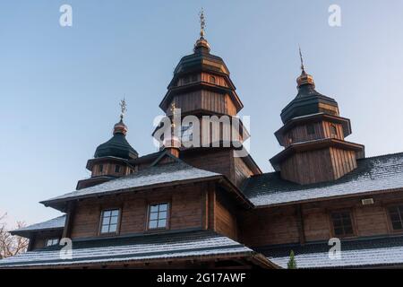 Antico edificio in legno del Monastero del Santo Profeta Elia nel villaggio carpatico di Yaremche in Ucraina. Chiesa di Sant'Elia in inverno Foto Stock