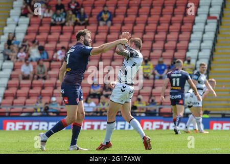 Leigh, UK - 5 Giugno 2021 - Alex Walmsley di St Helens e Marc Sneyd (7) di Hull FC si scontrano con la palla durante la Coppa Betfred di Rugby League Semifinali Hull FC vs St. Helens al Leigh Sports Village, Leigh, UK Dean Williams/Alamy Live News Foto Stock