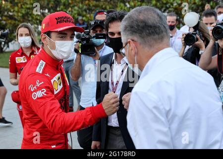 Baku, Azerbaigian. 05 giugno 2021. (Da L a R): Charles Leclerc (MON) Ferrari con Arif Rahimov (AZE) Direttore Esecutivo del circuito cittadino di Baku ad una cerimonia di piantagione di alberi per il Grand Prix Think Green Initiative. 05.06.2021. Campionato del mondo Formula 1, Rd 6, Gran Premio di Azerbaigian, circuito di Baku Street, Azerbaigian, Giorno di qualificazione. Il credito fotografico dovrebbe essere: XPB/immagini dell'associazione stampa. Credit: XPB Images Ltd/Alamy Live News Foto Stock