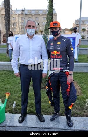 Baku, Azerbaigian. 05 giugno 2021. (Da L a R): Arif Rahimov (AZE) Direttore Esecutivo del circuito cittadino di Baku con Max Verstappen (NLD) Red Bull Racing durante una cerimonia di piantagione di alberi per il Grand Prix Think Green Initiative. 05.06.2021. Campionato del mondo Formula 1, Rd 6, Gran Premio di Azerbaigian, circuito di Baku Street, Azerbaigian, Giorno di qualificazione. Il credito fotografico dovrebbe essere: XPB/immagini dell'associazione stampa. Credit: XPB Images Ltd/Alamy Live News Foto Stock