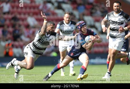 Il Theo Fages di St Helens (a destra) viene affrontato durante la partita semifinale della Betfred Challenge Cup presso il Leigh Sports Village di Manchester. Data immagine: Sabato 5 giugno 2021. Foto Stock