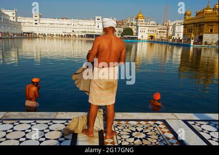 India, Penjab, Amritsar, Harmandir Sahib (Tempio d'oro), centro spirituale e culturale della religione Sikh Foto Stock