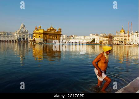 India, Penjab, Amritsar, Harmandir Sahib (Tempio d'oro), centro spirituale e culturale della religione Sikh Foto Stock