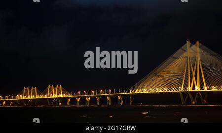 Il Bandra-Worli Sea link è un ponte che collega Bandra nei sobborghi occidentali di Mumbai con Worli nel sud di Mumbai. Foto Stock