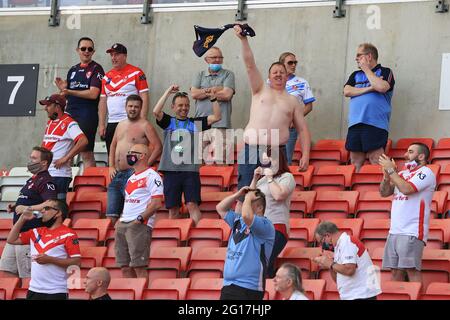 Leigh, Regno Unito. 05 giugno 2021. I fan dei santi celebrano al sole a Leigh, Regno Unito, il 6/5/2021. (Foto di Mark Cosgrove/News Images/Sipa USA) Credit: Sipa USA/Alamy Live News Foto Stock