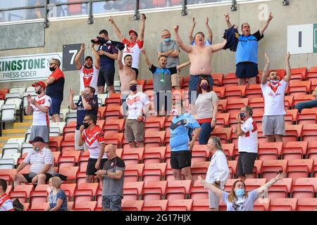 Leigh, Regno Unito. 05 giugno 2021. I fan dei santi celebrano al sole a Leigh, Regno Unito, il 6/5/2021. (Foto di Mark Cosgrove/News Images/Sipa USA) Credit: Sipa USA/Alamy Live News Foto Stock