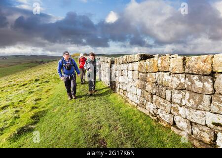 Camminando lungo il sentiero lungo il Muro di Adriano, Inghilterra, Regno Unito Foto Stock