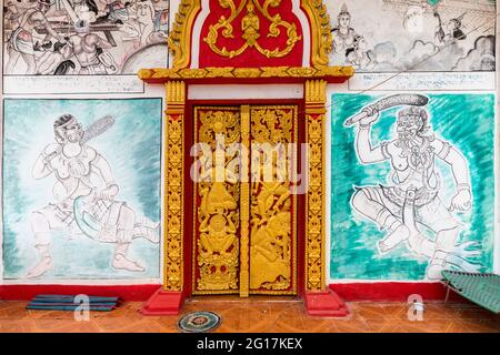 Porta del tempio con illustrazioni del pannello laterale, Champasak, Laos Foto Stock