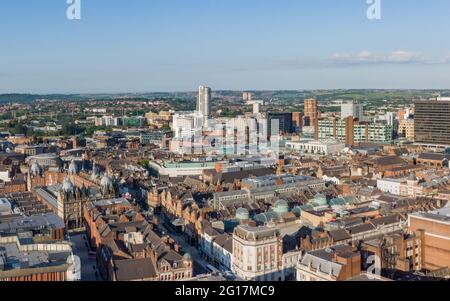 Leeds Arena e una vista aerea del centro di Leeds dal sud guardando indietro alla stazione ferroviaria e uffici, appartamenti e negozi. Foto Stock