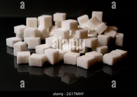 Cubetti di zucchero in diverse disposizioni e luce colorata. Frecce, cubi, pila, quadrato. Baviera Germania Foto Stock