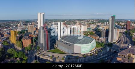 Leeds Arena e una vista aerea del centro di Leeds dal sud guardando indietro alla stazione ferroviaria e uffici, appartamenti e negozi. Foto Stock