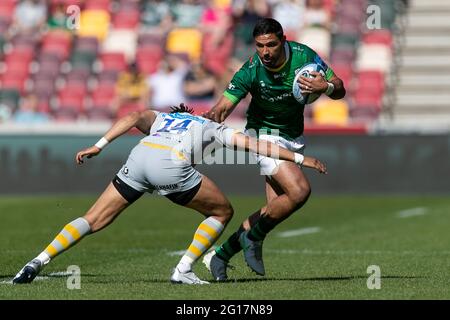 LONDRA, REGNO UNITO. 5 GIUGNO: Curtis Rona di Londra Irish consegna Marcus Watson of Wasps durante la partita della Gallagher Premiership tra London Irish e Wasps al Brentford Community Stadium di Brentford sabato 5 giugno 2021. (Credit: Juan Gasparini | MI News) Credit: MI News & Sport /Alamy Live News Foto Stock