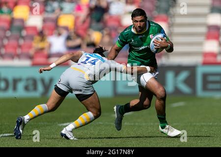 LONDRA, REGNO UNITO. 5 GIUGNO: Curtis Rona di Londra Irish consegna Marcus Watson of Wasps durante la partita della Gallagher Premiership tra London Irish e Wasps al Brentford Community Stadium di Brentford sabato 5 giugno 2021. (Credit: Juan Gasparini | MI News) Credit: MI News & Sport /Alamy Live News Foto Stock