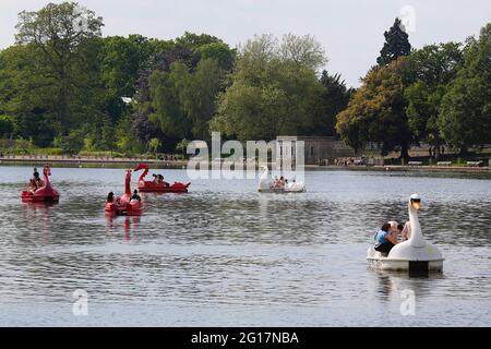 Maidstone, Kent, Regno Unito. 05 Giu 2021. Regno Unito Meteo: Giornata calda e soleggiata nel Mote Park, che si estende su oltre 180 ettari, il parco è liberamente accessibile al pubblico e offre attività come aree giochi per bambini, golf dino, Sky Trail, parete per arrampicata, centro per sport acquatici e centro ricreativo. Lago con pedalo. Photo Credit: Paul Lawrenson /Alamy Live News Foto Stock