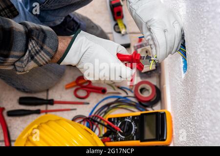 Guanti di sicurezza pinza tagliafili su sfondo metallico concetto elettrico  copyspace Foto stock - Alamy