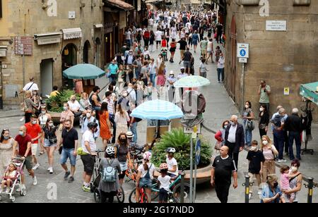 Firenze, Italia. 05 giugno 2021. Turisti che passeggiano sul Ponte Vecchio a Firenze, il 5 giugno 2021. Le città d'arte italiane accolgono nuovamente turisti e visitatori dopo gli ultimi mesi di chiusura. (ELISA Gestri/Sipausa) Credit: Sipa USA/Alamy Live News Foto Stock