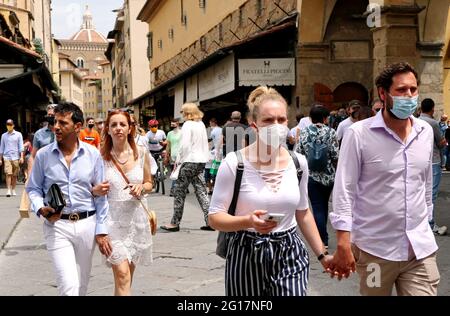 Firenze, Italia. 05 giugno 2021. Turisti che passeggiano sul Ponte Vecchio, a Firenze, il 5 giugno 2021. Le città d'arte italiane accolgono nuovamente turisti e visitatori dopo gli ultimi mesi di chiusura. (ELISA Gestri/Sipausa) Credit: Sipa USA/Alamy Live News Foto Stock