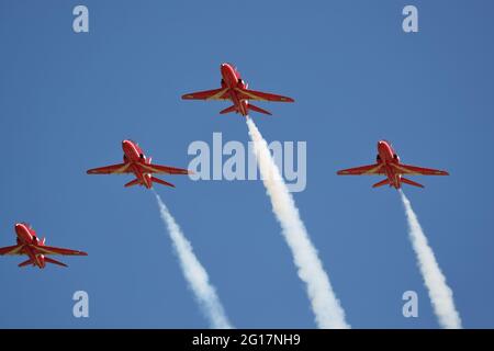 Fairford, Regno Unito. 5 Giugno 2021. La squadra aerobatica Red Arrows torna a RAF Fairford dopo aver eseguito la loro routine al Midland Air Festival. Credit: Uwe Deffner/Alamy Live News Foto Stock