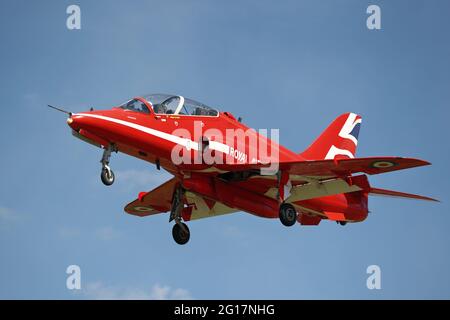 Fairford, Regno Unito. 5 Giugno 2021. La squadra aerobatica Red Arrows torna a RAF Fairford dopo aver eseguito la loro routine al Midland Air Festival. Credit: Uwe Deffner/Alamy Live News Foto Stock