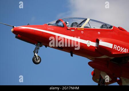 Fairford, Regno Unito. 5 Giugno 2021. La squadra aerobatica Red Arrows torna a RAF Fairford dopo aver eseguito la loro routine al Midland Air Festival. Credit: Uwe Deffner/Alamy Live News Foto Stock