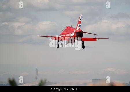 Fairford, Regno Unito. 5 Giugno 2021. La squadra aerobatica Red Arrows torna a RAF Fairford dopo aver eseguito la loro routine al Midland Air Festival. Credit: Uwe Deffner/Alamy Live News Foto Stock