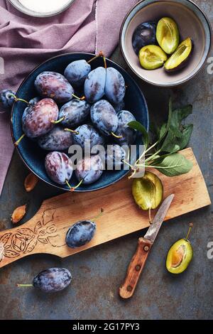 Prugne appena prelevate in un recipiente. Preparazione della marmellata di prugne. Foto Stock