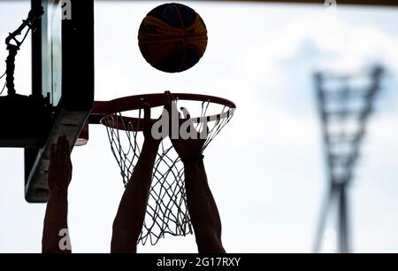 Berlino, Germania. 05 giugno 2021. Finali 2021 - 3x3 Basketball Men: I giocatori lottano per la palla al Friedrich-Ludwig-Jahn-Sportpark. Credit: Fabian Sommer/dpa/Alamy Live News Foto Stock