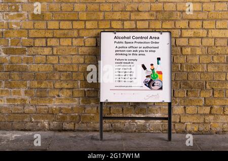 L'indicazione dell'area di controllo dell'alcool dice alle persone che non possono bere sulla strada. Londra - 5 giugno 2021 Foto Stock