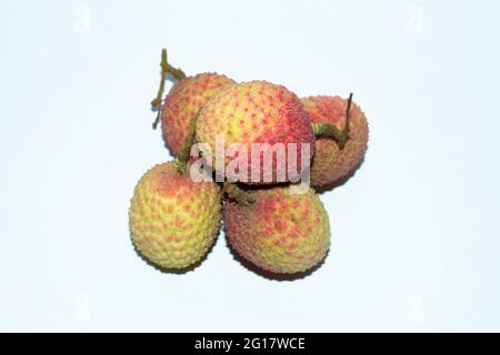 Arancio maturo e giallo dolce delizioso succosa litchi ed è un frutto annuale del mondo, su bianco bg Foto Stock