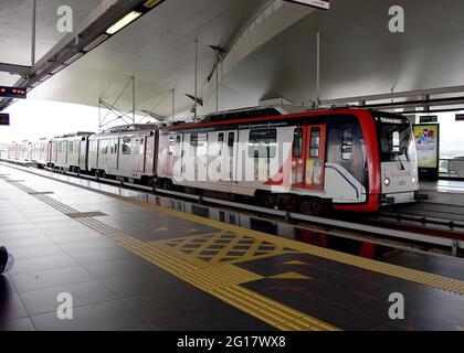 Kuala Lumpur, Malesia. 05 giugno 2021. Un treno di transito ferroviario leggero arriva ad una stazione deserta durante il blocco completo Covid-19 a Kuala Lumpur. (Foto di Stanley Chou/SOPA Images/Sipa USA) Credit: Sipa USA/Alamy Live News Foto Stock