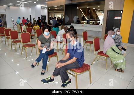 Kuala Lumpur, Malesia. 05 giugno 2021. La gente attende il loro turno in una sala per essere vaccinato con il vaccino Sinovac al MCU Medical Specialist Center durante il blocco completo Covid-19 a Kuala Lumpur. (Foto di Stanley Chou/SOPA Images/Sipa USA) Credit: Sipa USA/Alamy Live News Foto Stock