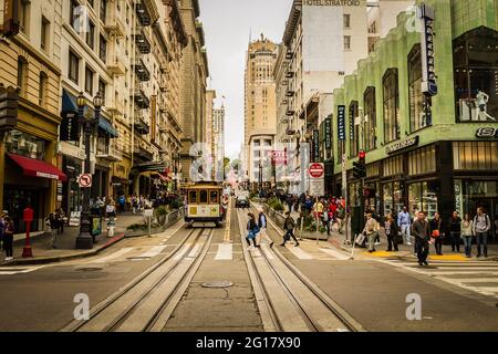 Persone in posa per la macchina fotografica sulla funivia di Powell Street, San Francisco Foto Stock