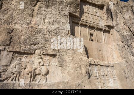 Naqsh-e Rostam, necropoli della dinastia achemenide vicino Persepoli, con la tomba di Dario i e il rilievo di Shapur i tagliato nelle rocce. Iran. Foto Stock