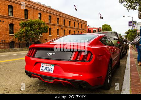 La sesta generazione di Ford rossa Mustang parcheggiata al Fisherman's Wharf a San Francisco Foto Stock